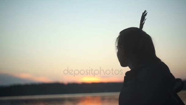 Silhouette vacker flicka fotografera i solnedgången — Stockvideo