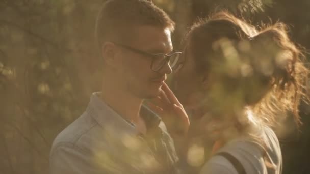 Ein schönes junges Paar küsst sich im Wald — Stockvideo