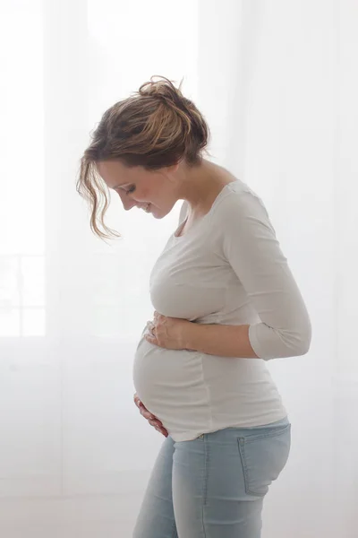 Mulher grávida tocando barriga — Fotografia de Stock