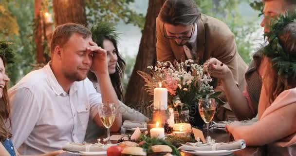 Gente cenando en el jardín — Vídeo de stock