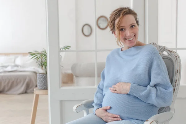 Mulher feliz grávida em casa — Fotografia de Stock