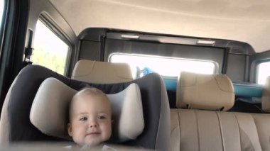 Yükseltici koltuğa arabada küçük bebek