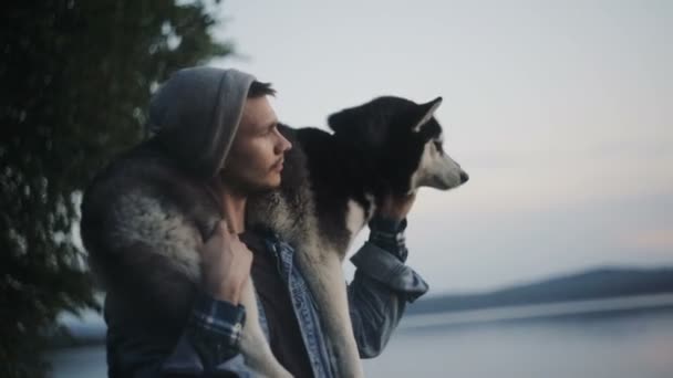 Man is holding a dog on his shoulders — Stock Video