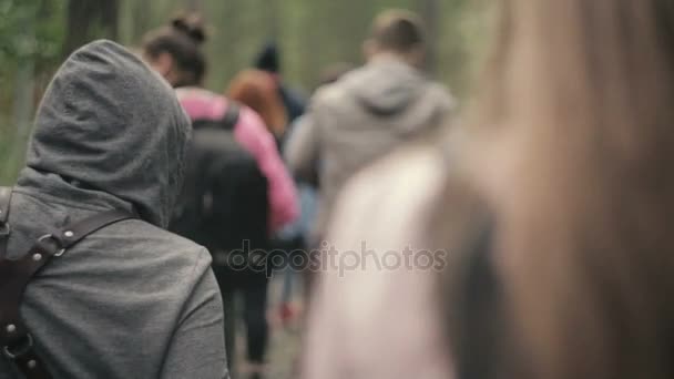 Groep van Peoplewalking door bos, toeristen — Stockvideo