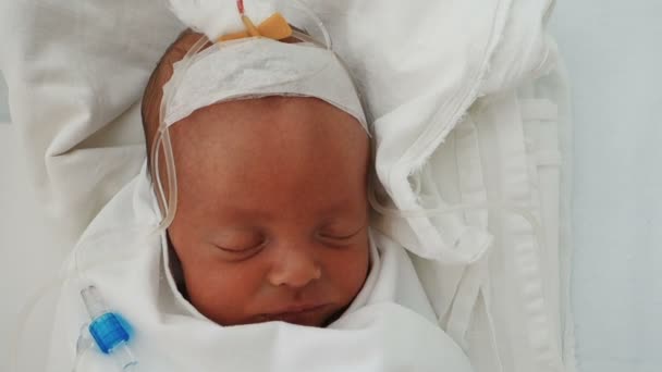 Newborn baby sleeping on a drip in a hospital — Stock Video