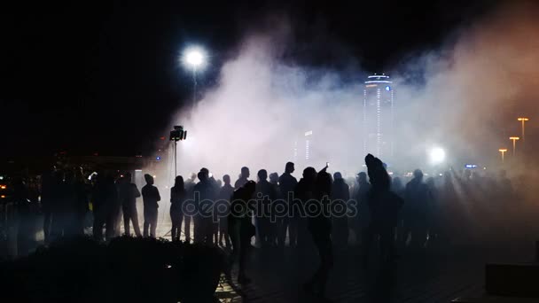 Silhouettes of people in the night a crowd — Stock Video