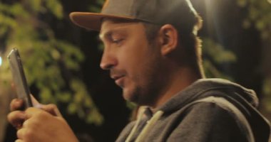 Adam alarak fotoğraf gece fotoğraf makinesi telefon ile