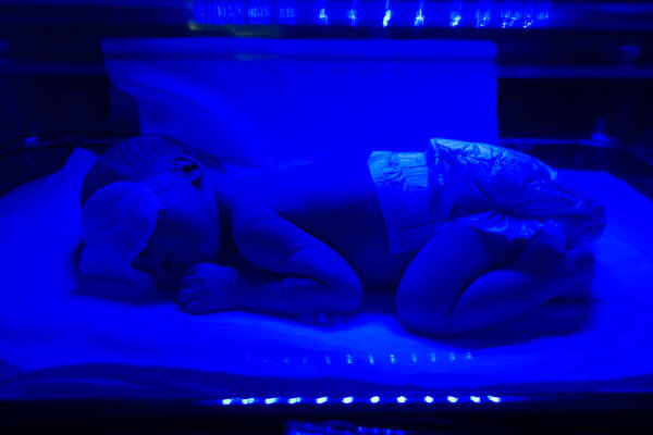 Новорожденный в больничном колыбели кварц
