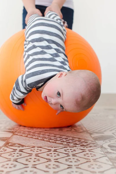 Upprörd pojke på en fitball — Stockfoto