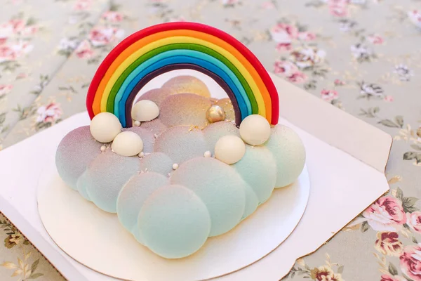 Торт с красивым творческим декором — стоковое фото