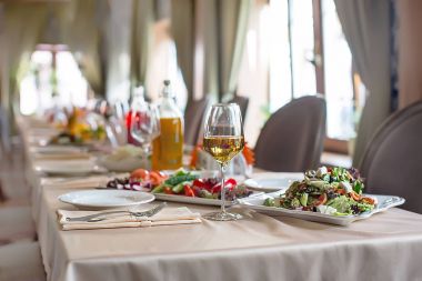 İçki ve yemek partisi için tablo