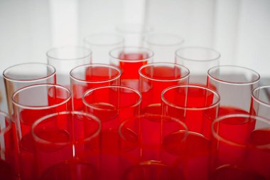 Gözlük ile kırmızı içecek dolu