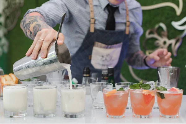 Bartender pouring drinks at party — Stock Photo, Image