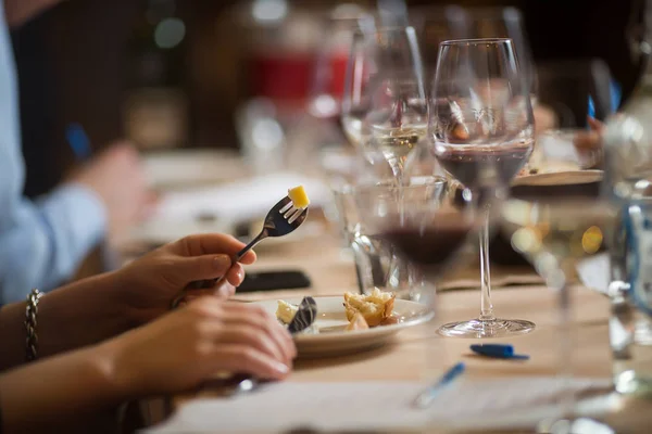 Gente celebrando con bebidas — Foto de Stock