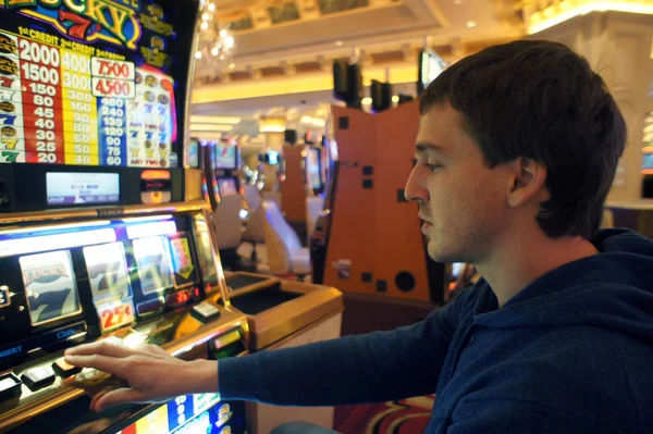 Mann spielt Spielautomat — Stockfoto