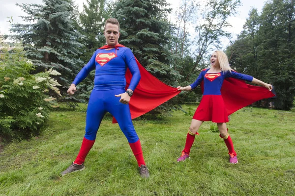 Pareja en trajes de superhéroe — Foto de Stock