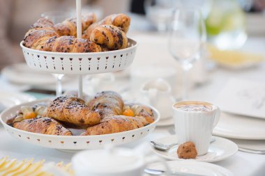 sepet içinde croissants ve kahve Kahvaltı