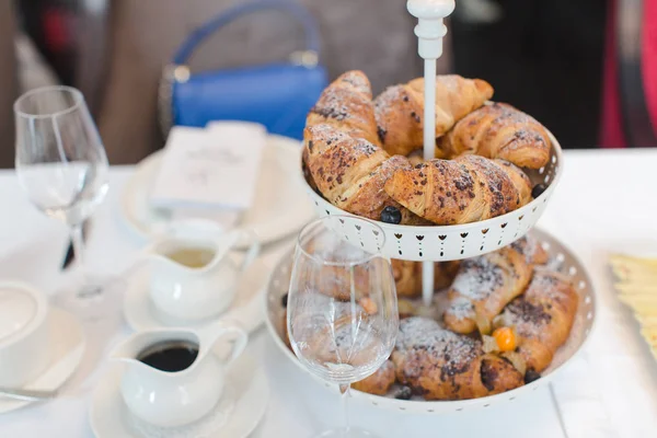 Deliciosos pães servidos para o café da manhã — Fotografia de Stock