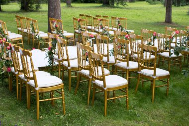 Bir şekilde dekore edilmiş Bahçe sandalyeler