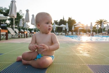 Havuz içinde çekici çocuk