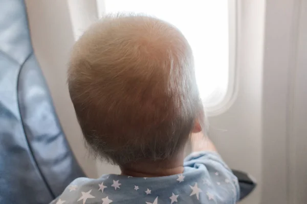 Ребенок на кресле в самолете — стоковое фото