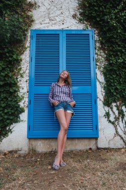 Mavi ızgara duran kadın