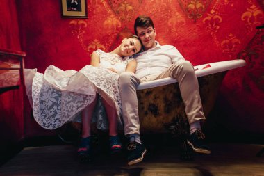 Eski küvet içinde genç Çift