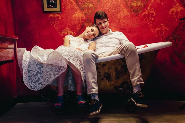 Eski küvet içinde genç Çift