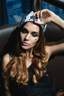 Genç kadın bir taç