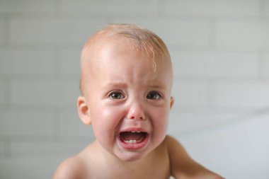 Yakın çekim altı diş görünür bir yaşındaki bebek ağlıyor