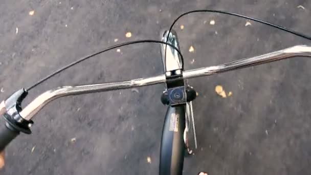 Menina está montando uma bicicleta, um ponto de vista olhar — Vídeo de Stock