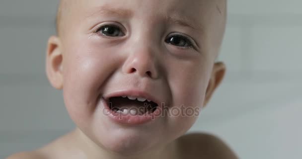 Годовой ребенок плачет крупным планом — стоковое видео