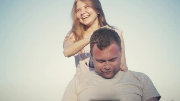 Fille est masser la tête du gars — Video