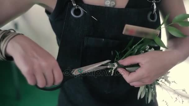 Bloemenmeisje close-ups cut bloemen boeket — Stockvideo