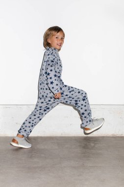 Pijama boy gülümseyerek