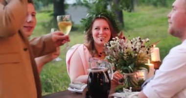 Kız çocuklar şirkette yemek yerken