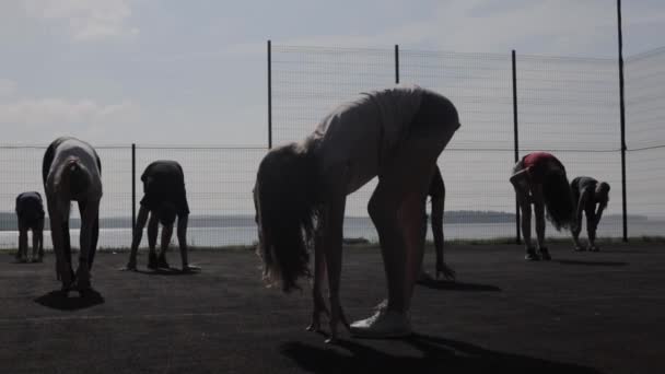 Gruppenmenschen, die Beine strecken, eine Trainingseinheit — Stockvideo