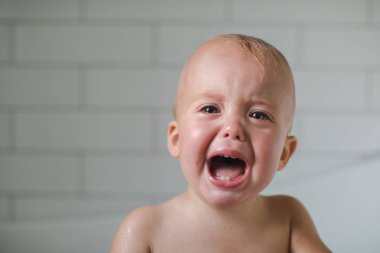 Yakın çekim altı diş görünür bir yaşındaki bebek ağlıyor