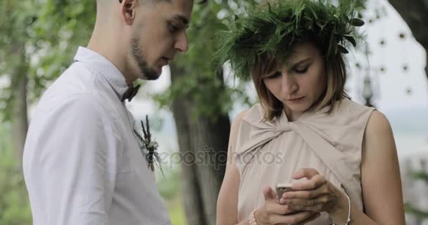 Mujer muestra algo en el teléfono a su novio — Vídeo de stock
