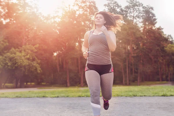 Mujer con sobrepeso corriendo. Concepto de pérdida de peso . — Foto de Stock