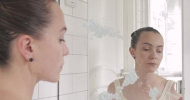 Banyo Temizleme olarak yansıtma yıkama kadın