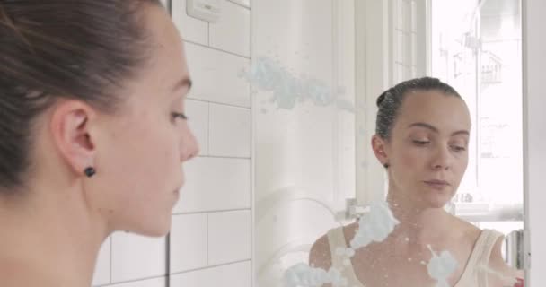 Donna allo specchio nella pulizia del bagno di lavaggio — video ... Pulizia del bagno