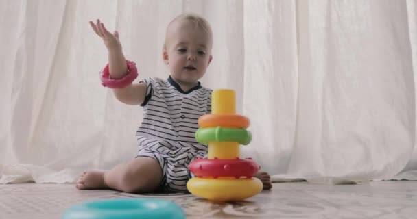 Очаровательный ребенок играет с игрушками — стоковое видео
