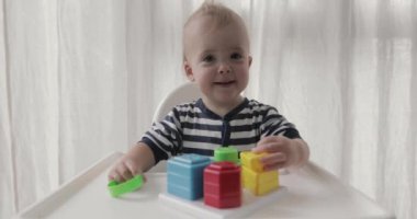 Erkek bebek eğitici oyuncak oturma sandalyesi çalış