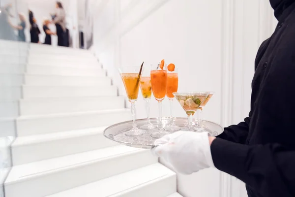 Crop waiter with drinks on tray — Stock Photo, Image