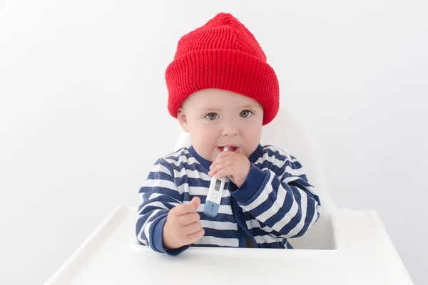 Kvinna som håller barnet upp och ned — Stockfoto