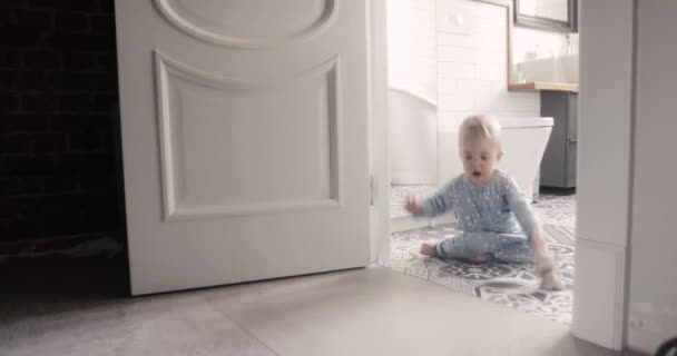 Enfant faire ses premiers pas à l'intérieur — Video