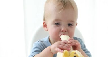 Erkek çekici bebek muz yiyor