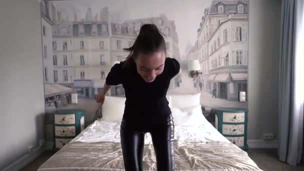 Γυναίκα πέφτει στο κρεβάτι στην κρεβατοκάμαρα — Αρχείο Βίντεο