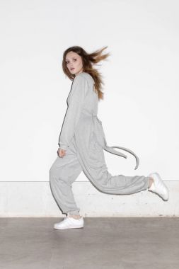 Gri takım elbiseli şık kadın